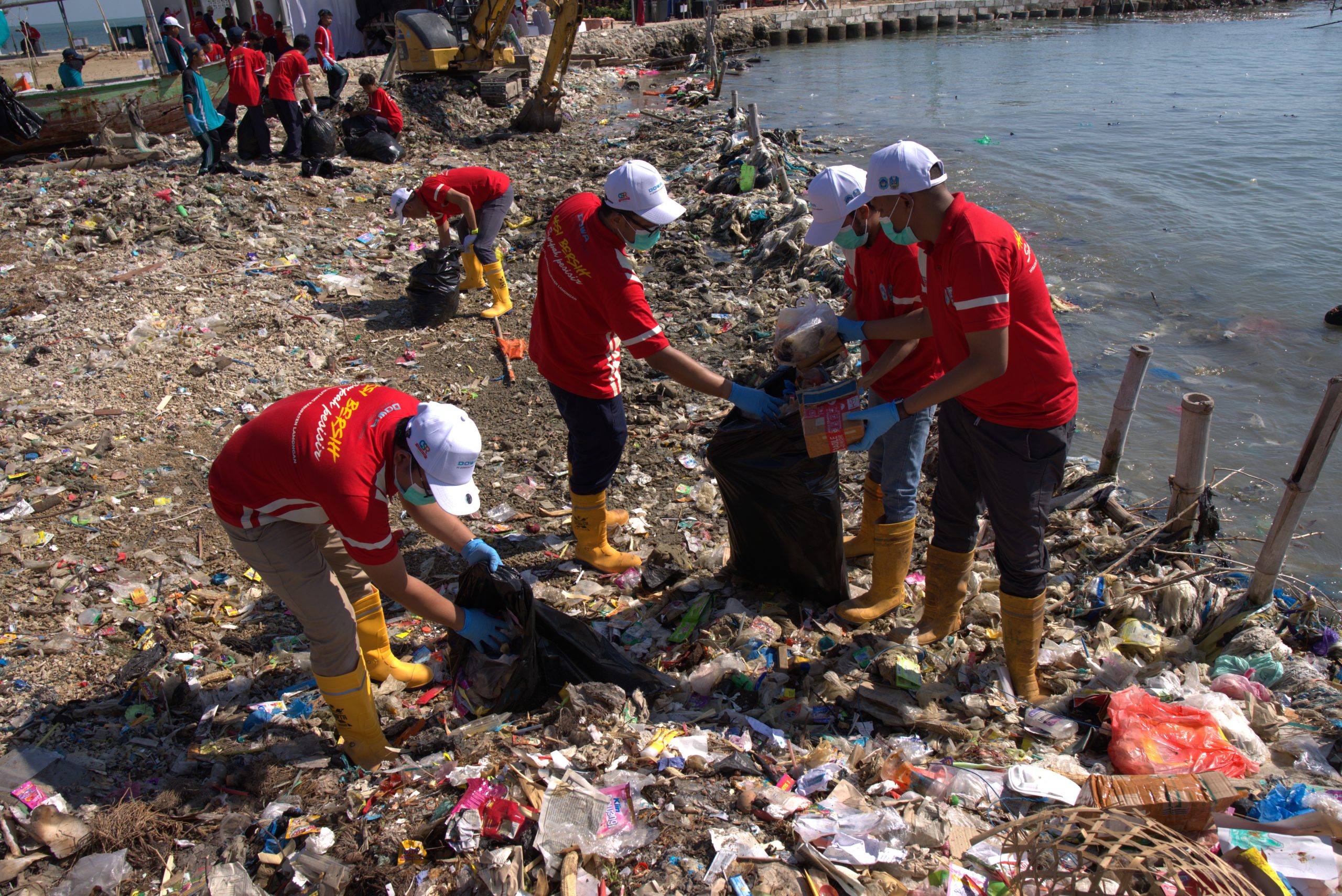 Aksi bersih pantai kutang kabupaten lamongan dari PT DESI jasa pengolah limbah b3 dan non b3