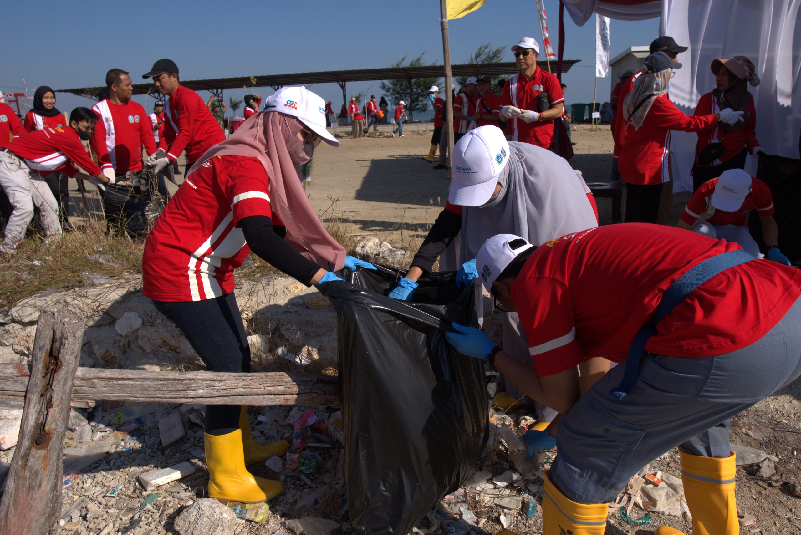 Aksi bersih pantai kutang kabupaten lamongan dari PT DESI jasa pengolah limbah b3 padat