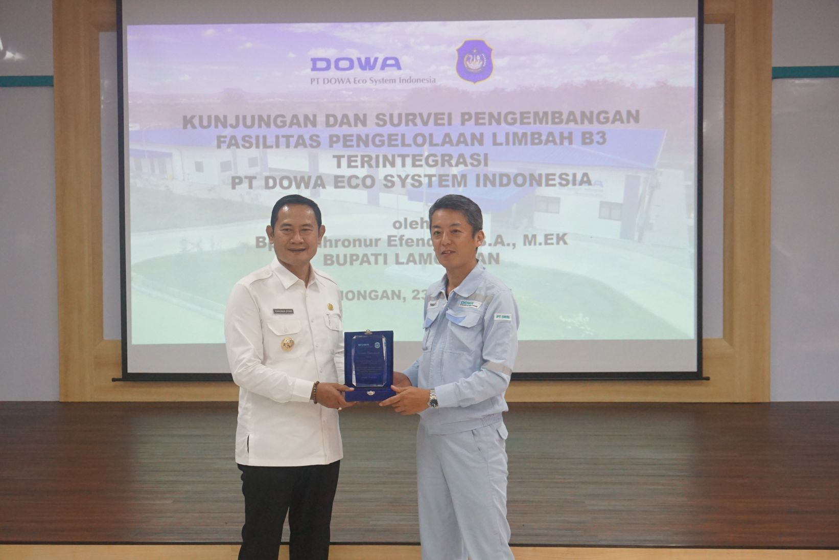 Yuhronur Efendi mengunjungi pt dowa eco system indonesia landfill wwtp perusahaan pengolahan limbah PT DESI