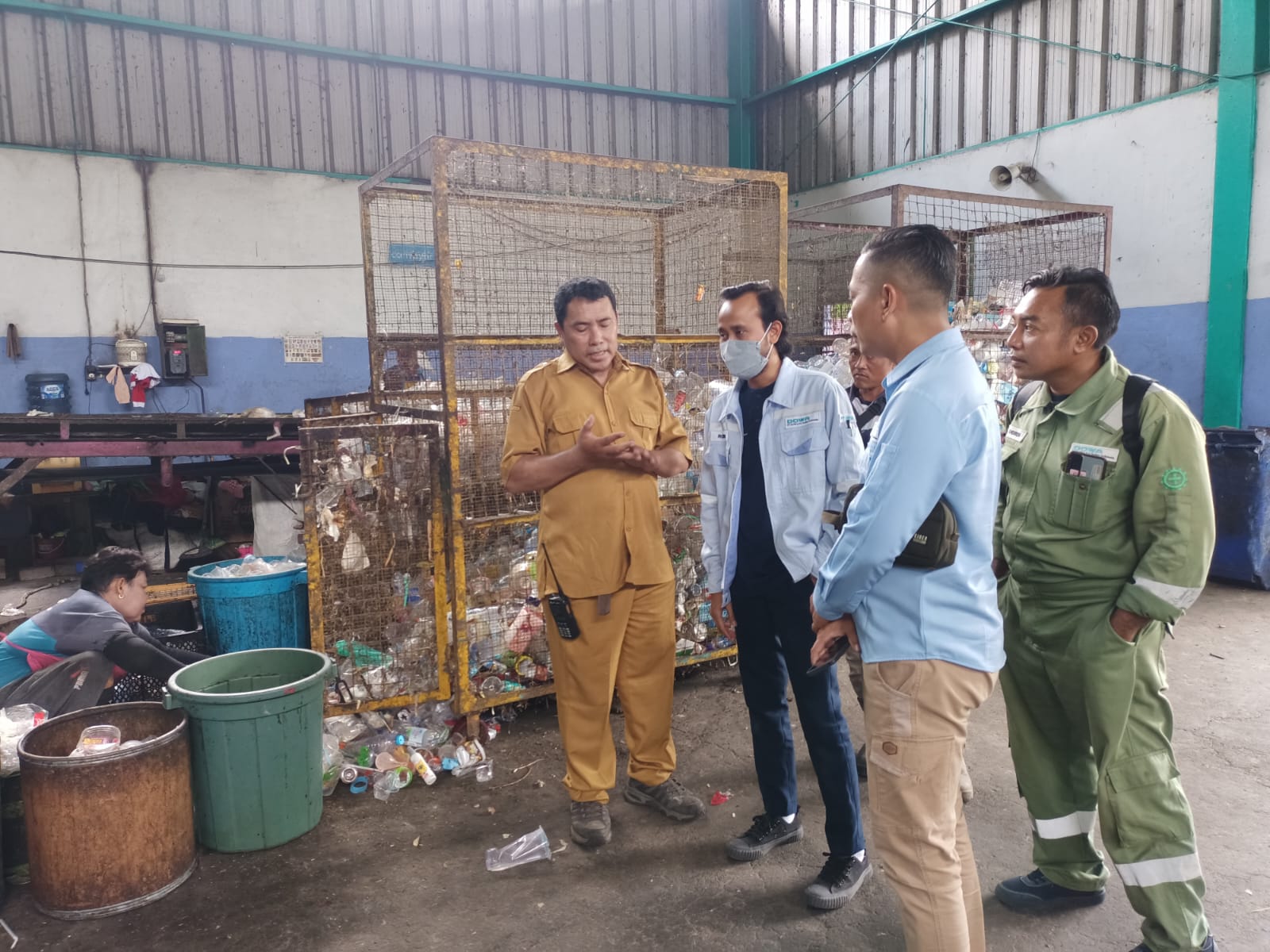 PT Dowa Eco System Indonesia perusahaan jasa dan transportasi pengelolaan limbah mengunjungi TPA Jambangan Surabaya 3