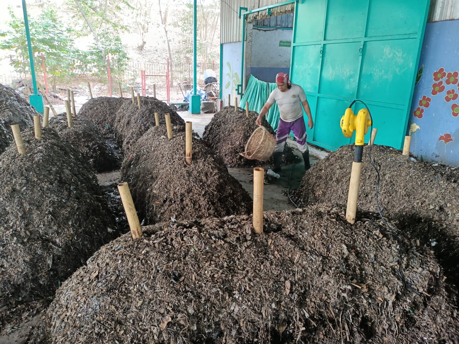 PT Dowa Eco System Indonesia perusahaan jasa dan transportasi pengelolaan limbah mengunjungi TPA Jambangan Surabaya 3