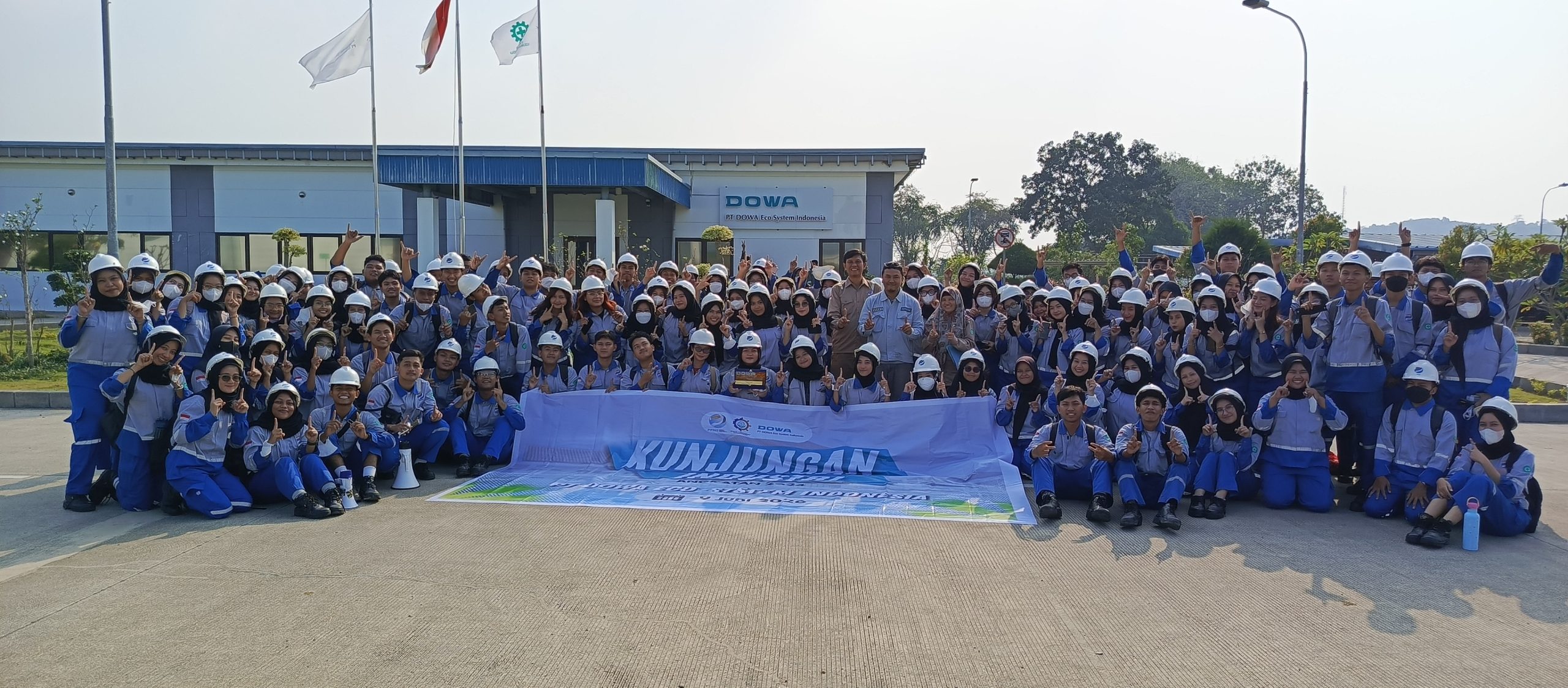 Mahasiswa PPNS berfoto di depan PT DOWA Eco System Indonesia Lamongan