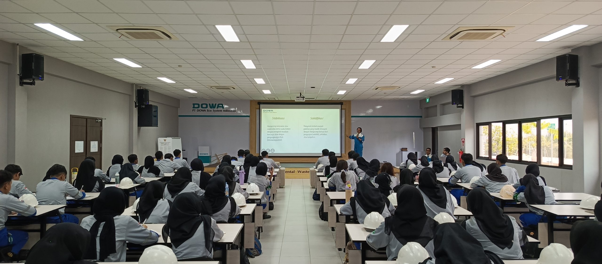 Mahasiswa PPNS Kunjungi PT DOWA Eco System Indonesia: Belajar Pengolahan Limbah B3 Langsung dari Ahlinya